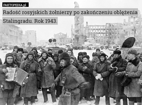 Radość rosyjskich żołnierzy po zakończeniu oblężenia Stalingradu. Rok 1943. 