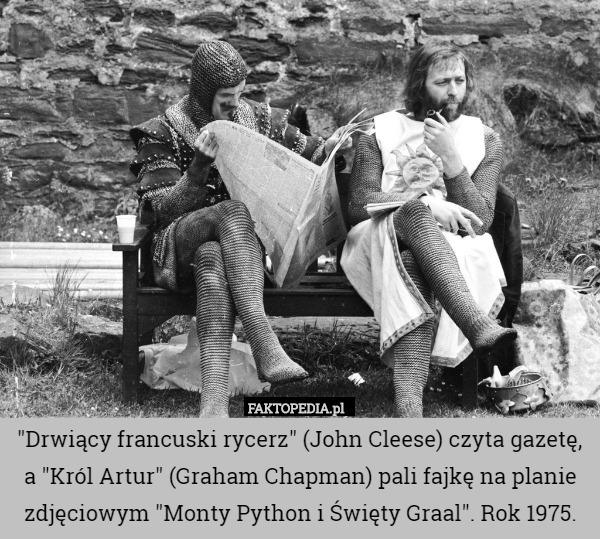 "Drwiący francuski rycerz" (John Cleese) czyta gazetę, a "Król Artur" (Graham Chapman) pali fajkę na planie zdjęciowym "Monty Python i Święty Graal". Rok 1975. 