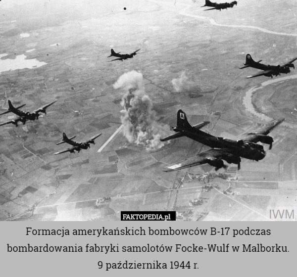 Formacja amerykańskich bombowców B-17 podczas bombardowania fabryki samolotów Focke-Wulf w Malborku.
9 października 1944 r. 