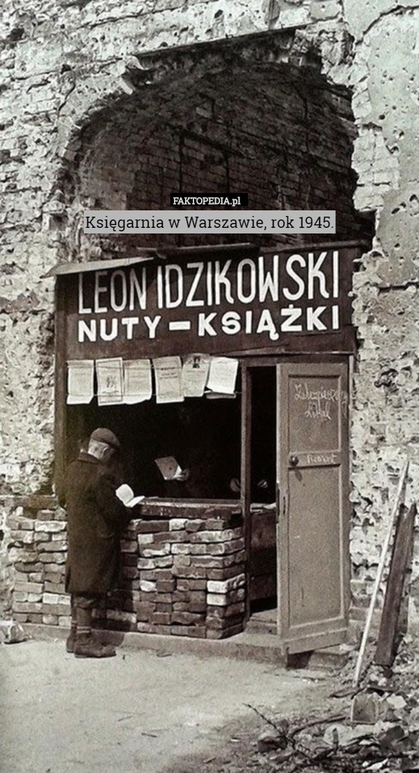 Księgarnia w Warszawie, rok 1945. 