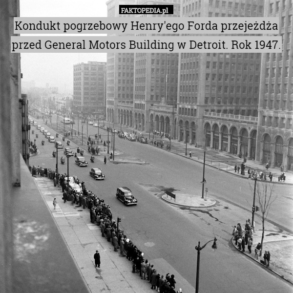 Kondukt pogrzebowy Henry'ego Forda przejeżdża przed General Motors Building w Detroit. Rok 1947. 