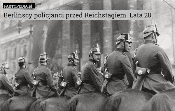 Berlińscy policjanci przed Reichstagiem. Lata 20. 