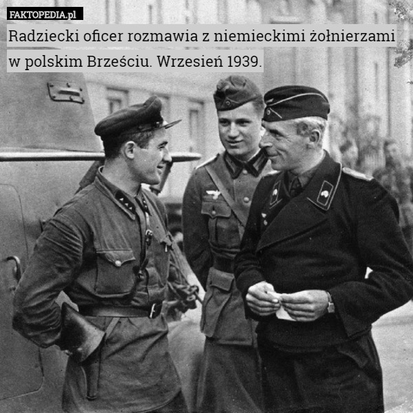 Radziecki oficer rozmawia z niemieckimi żołnierzami w polskim Brześciu. Wrzesień 1939. 