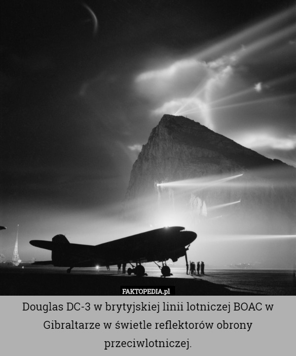 Douglas DC-3 w brytyjskiej linii lotniczej BOAC w Gibraltarze w świetle reflektorów obrony przeciwlotniczej. 