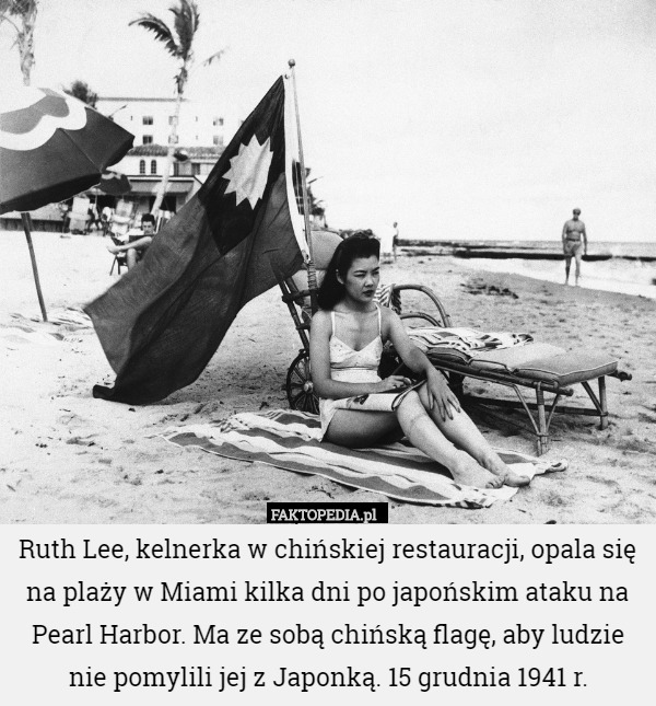 Ruth Lee, kelnerka w chińskiej restauracji, opala się na plaży w Miami kilka dni po japońskim ataku na Pearl Harbor. Ma ze sobą chińską flagę, aby ludzie nie pomylili jej z Japonką. 15 grudnia 1941 r. 
