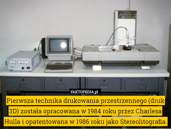 Pierwsza technika drukowania przestrzennego (druk 3D) została opracowana w 1984 roku przez Charlesa Hulla i opatentowana w 1986 roku jako Stereolitografia. 