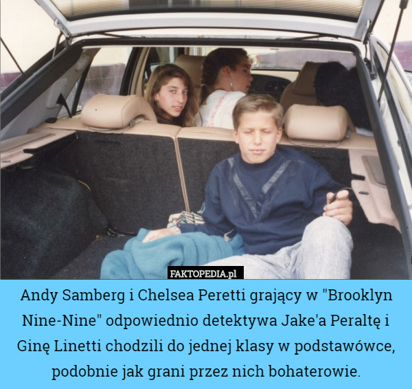 Andy Samberg i Chelsea Peretti grający w "Brooklyn Nine-Nine" odpowiednio detektywa Jake'a Peraltę i Ginę Linetti chodzili do jednej klasy w podstawówce, podobnie jak grani przez nich bohaterowie. 