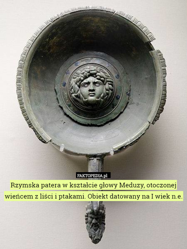 Rzymska patera w kształcie głowy Meduzy, otoczonej wieńcem z liści i ptakami. Obiekt datowany na I wiek n.e. 