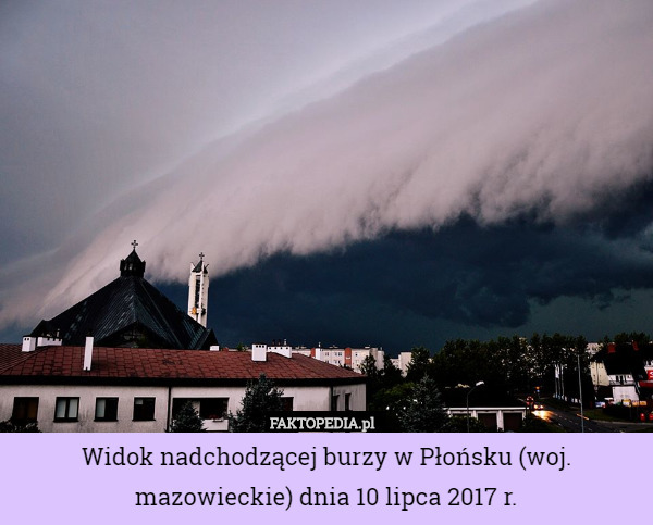 Widok nadchodzącej burzy w Płońsku (woj. mazowieckie) dnia 10 lipca 2017 r. 
