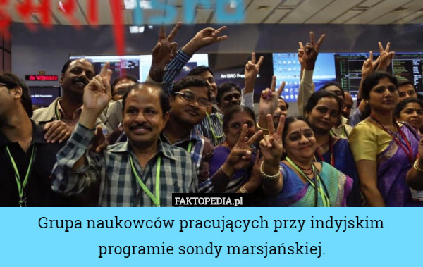 Grupa naukowców pracujących przy indyjskim programie sondy marsjańskiej. 