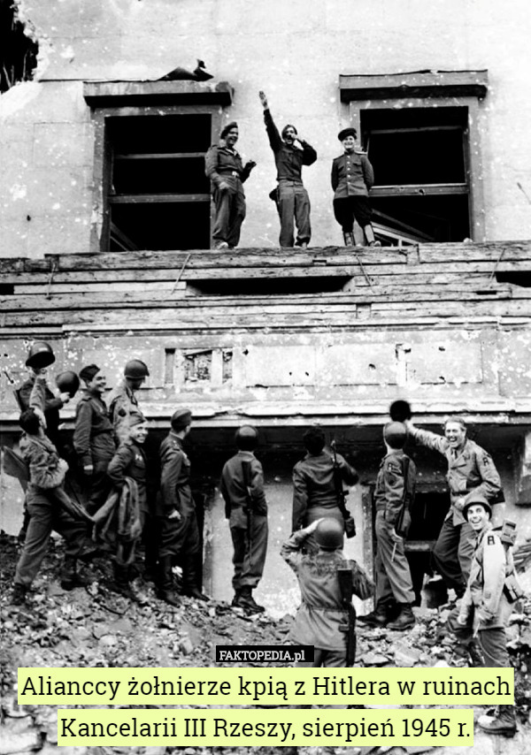 Alianccy żołnierze kpią z Hitlera w ruinach Kancelarii III Rzeszy, sierpień 1945 r. 