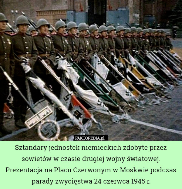 Sztandary jednostek niemieckich zdobyte przez sowietów w czasie drugiej wojny światowej. Prezentacja na Placu Czerwonym w Moskwie podczas parady zwycięstwa 24 czerwca 1945 r. 