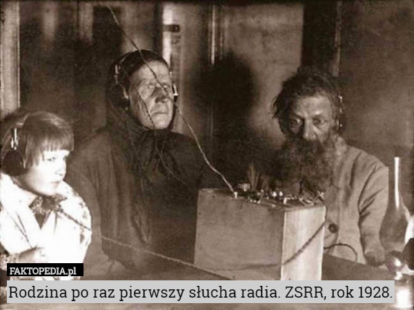 Rodzina po raz pierwszy słucha radia. ZSRR, rok 1928. 