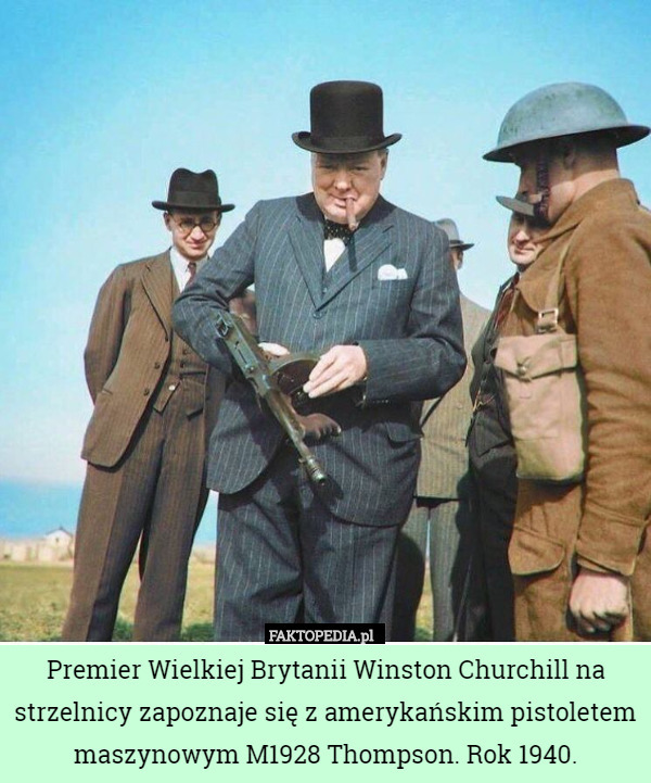 Premier Wielkiej Brytanii Winston Churchill na strzelnicy zapoznaje się z amerykańskim pistoletem maszynowym M1928 Thompson. Rok 1940. 