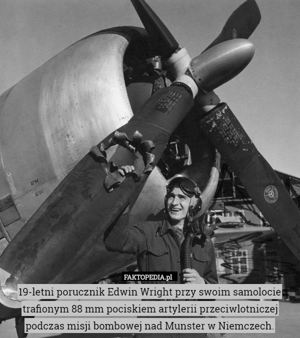 19-letni porucznik Edwin Wright przy swoim samolocie trafionym 88 mm pociskiem artylerii przeciwlotniczej podczas misji bombowej nad Munster w Niemczech. 