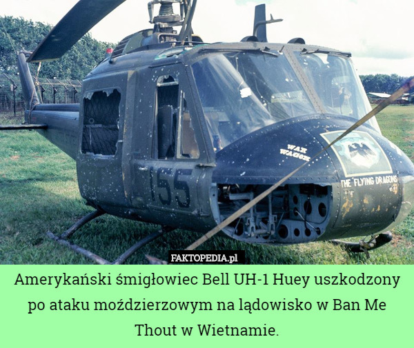 Amerykański śmigłowiec Bell UH-1 Huey uszkodzony po ataku moździerzowym na lądowisko w Ban Me Thout w Wietnamie. 
