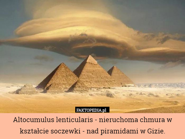 Altocumulus lenticularis - nieruchoma chmura w kształcie soczewki - nad piramidami w Gizie. 