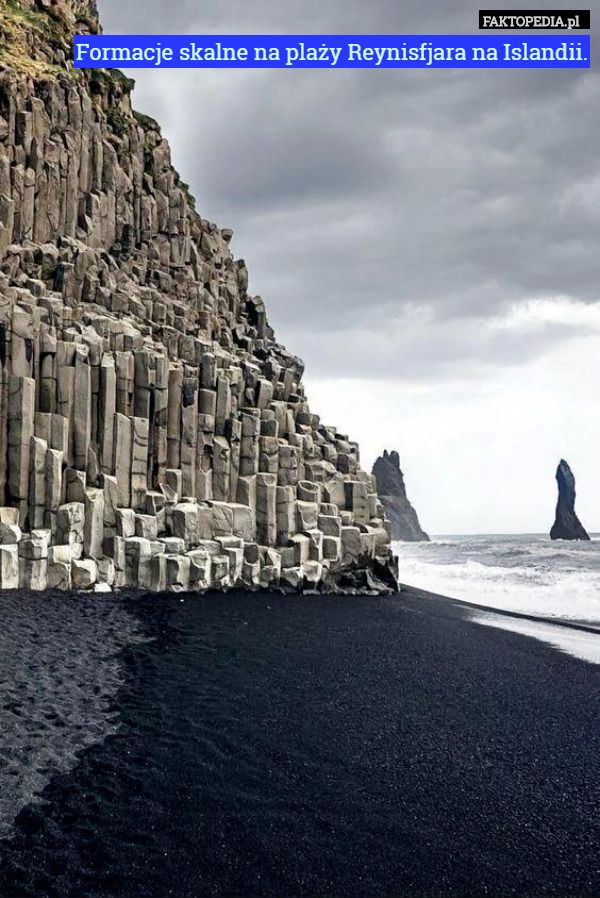 Formacje skalne na plaży Reynisfjara na Islandii. 