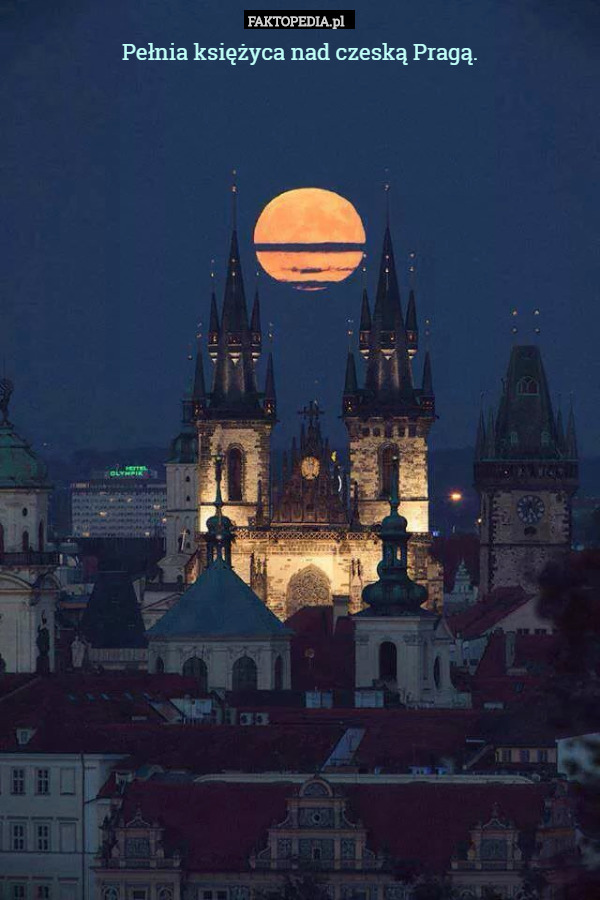 Pełnia księżyca nad czeską Pragą. 