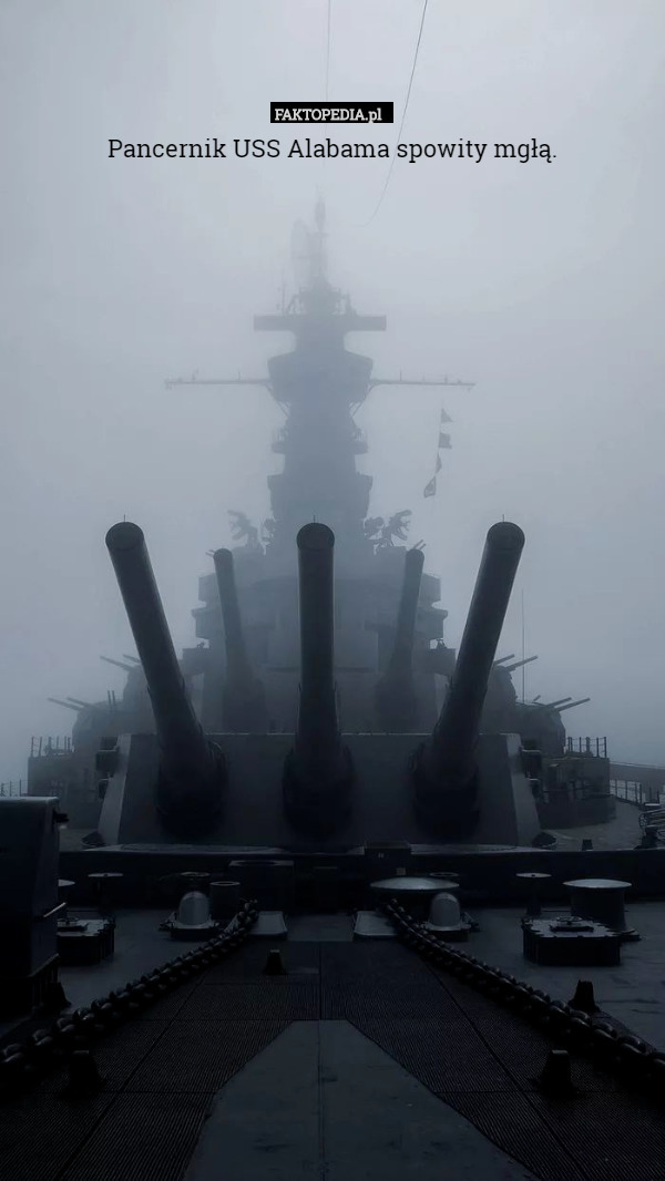 Pancernik USS Alabama spowity mgłą. 