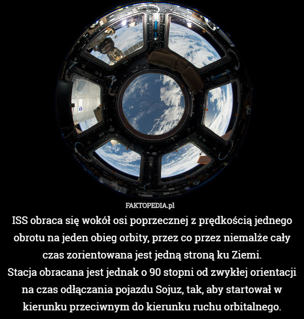 ISS obraca się wokół osi poprzecznej z prędkością jednego obrotu na jeden obieg orbity, przez co przez niemalże cały czas zorientowana jest jedną stroną ku Ziemi.
Stacja obracana jest jednak o 90 stopni od zwykłej orientacji na czas odłączania pojazdu Sojuz, tak, aby startował w kierunku przeciwnym do kierunku ruchu orbitalnego. 