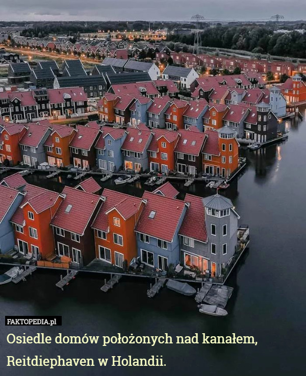 Osiedle domów położonych nad kanałem, Reitdiephaven w Holandii. 