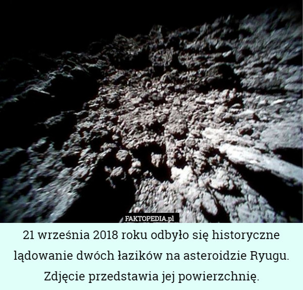 21 września 2018 roku odbyło się historyczne lądowanie dwóch łazików na asteroidzie Ryugu. Zdjęcie przedstawia jej powierzchnię. 