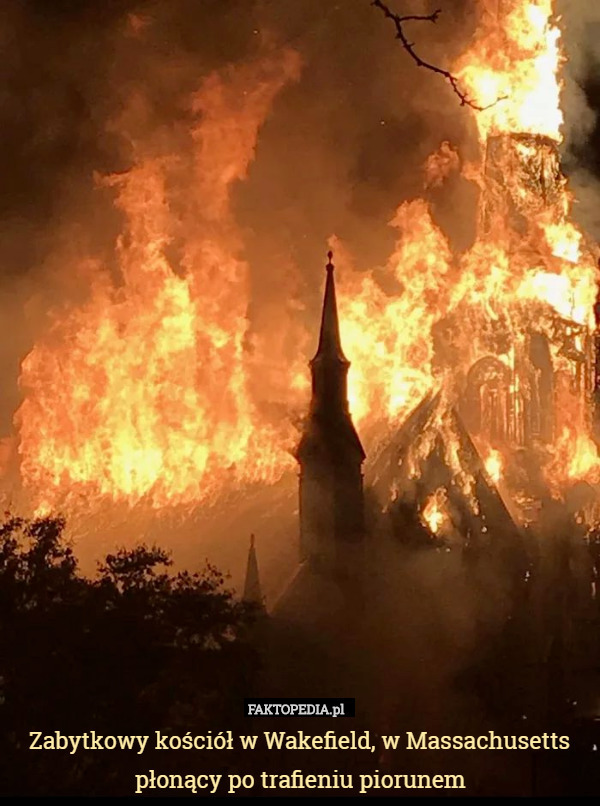 Zabytkowy kościół w Wakefield, w Massachusetts płonący po trafieniu piorunem 