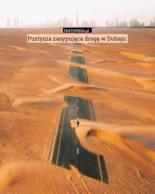 Pustynia zasypująca drogę w Dubaju. 
