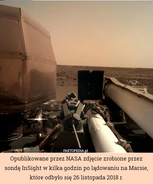 Opublikowane przez NASA zdjęcie zrobione przez sondę InSight w kilka godzin po lądowaniu na Marsie, które odbyło się 26 listopada 2018 r. 