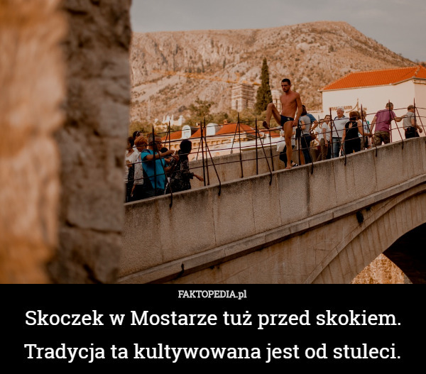 Skoczek w Mostarze tuż przed skokiem. Tradycja ta kultywowana jest od stuleci. 