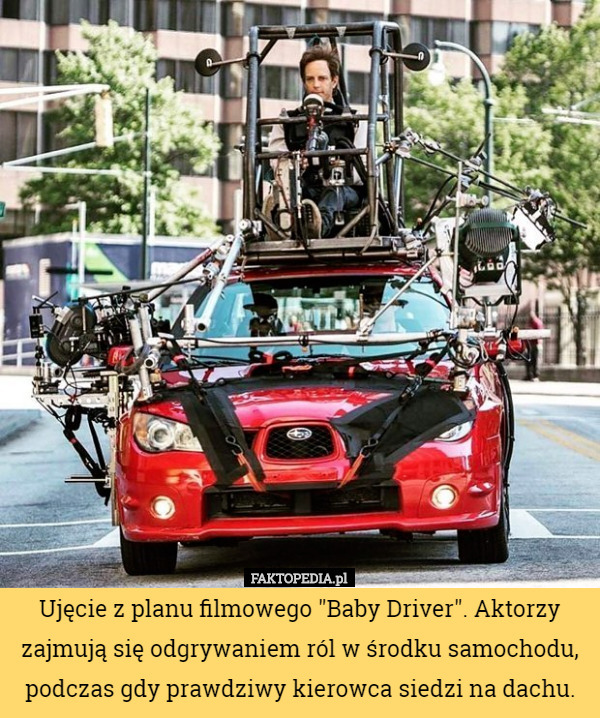 Ujęcie z planu filmowego "Baby Driver". Aktorzy zajmują się odgrywaniem ról w środku samochodu, podczas gdy prawdziwy kierowca siedzi na dachu. 