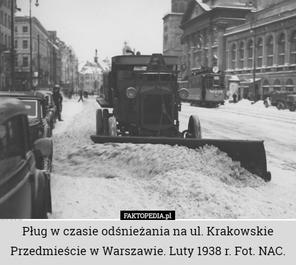 Pług w czasie odśnieżania na ul. Krakowskie Przedmieście w Warszawie. Luty 1938 r. Fot. NAC. 
