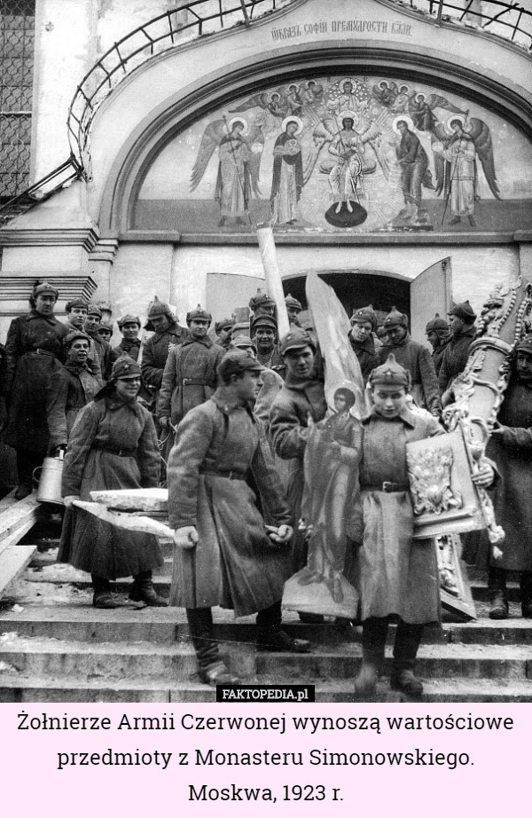 Żołnierze Armii Czerwonej wynoszą wartościowe przedmioty z Monasteru Simonowskiego. Moskwa, 1923 r. 