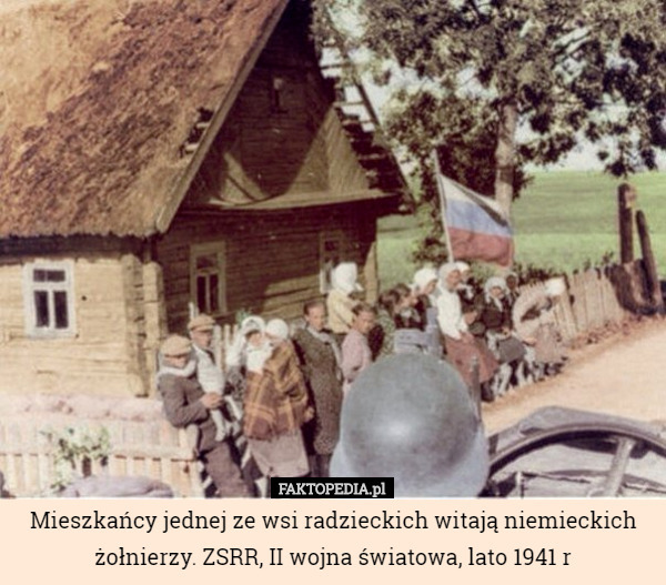 Mieszkańcy jednej ze wsi radzieckich witają niemieckich żołnierzy. ZSRR, II wojna światowa, lato 1941 r 