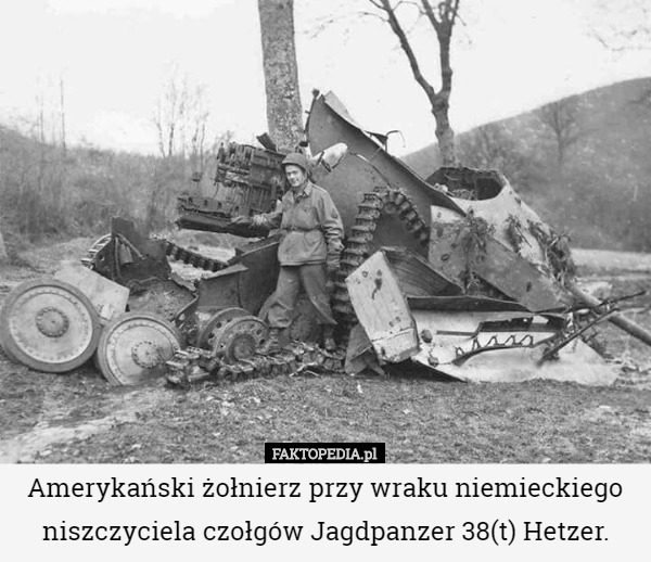 Amerykański żołnierz przy wraku niemieckiego niszczyciela czołgów Jagdpanzer 38(t) Hetzer. 