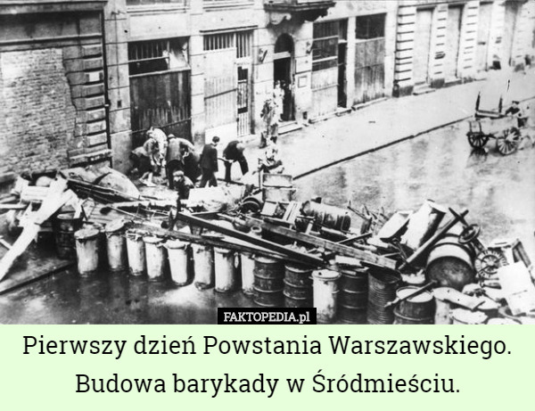 Pierwszy dzień Powstania Warszawskiego. Budowa barykady w Śródmieściu. 