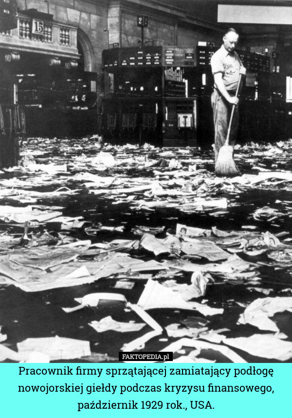 Pracownik firmy sprzątającej zamiatający podłogę nowojorskiej giełdy podczas kryzysu finansowego, październik 1929 rok., USA. 