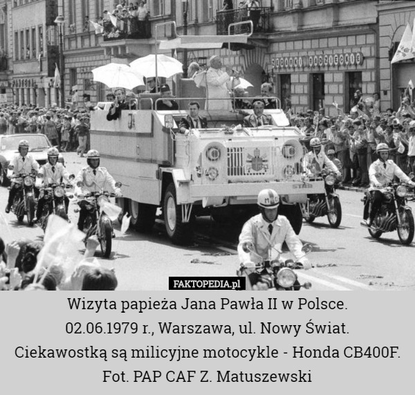 Wizyta papieża Jana Pawła II w Polsce.
02.06.1979 r., Warszawa, ul. Nowy Świat.
Ciekawostką są milicyjne motocykle - Honda CB400F.
Fot. PAP CAF Z. Matuszewski 