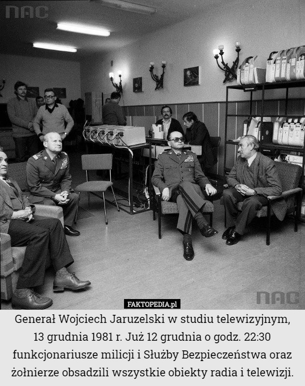 Generał Wojciech Jaruzelski w studiu telewizyjnym,
 13 grudnia 1981 r. Już 12 grudnia o godz. 22:30 funkcjonariusze milicji i Służby Bezpieczeństwa oraz żołnierze obsadzili wszystkie obiekty radia i telewizji. 