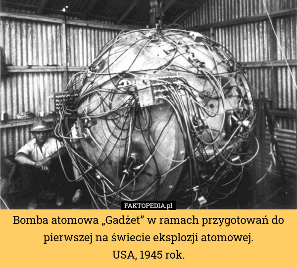 Bomba atomowa „Gadżet” w ramach przygotowań do pierwszej na świecie eksplozji atomowej.
USA, 1945 rok. 