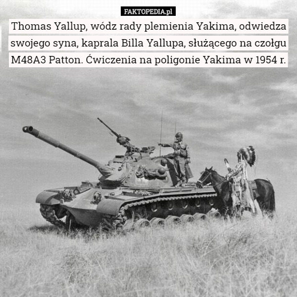 Thomas Yallup, wódz rady plemienia Yakima, odwiedza swojego syna, kaprala Billa Yallupa, służącego na czołgu M48A3 Patton. Ćwiczenia na poligonie Yakima w 1954 r. 