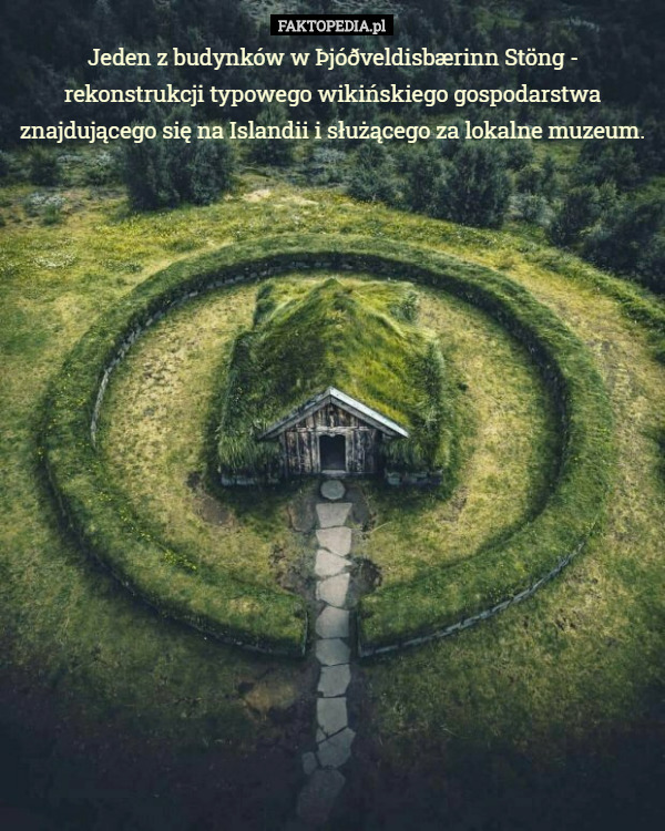 Jeden z budynków w Þjóðveldisbærinn Stöng - rekonstrukcji typowego wikińskiego gospodarstwa znajdującego się na Islandii i służącego za lokalne muzeum. 