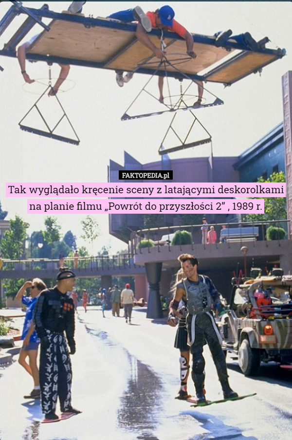 Tak wyglądało kręcenie sceny z latającymi deskorolkami na planie filmu „Powrót do przyszłości 2” , 1989 r. 