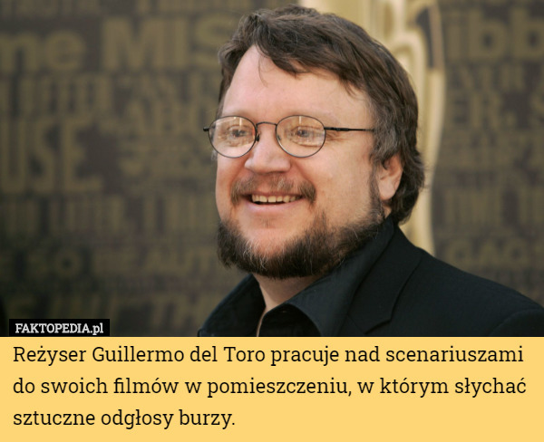 Reżyser Guillermo del Toro pracuje nad scenariuszami do swoich filmów w pomieszczeniu, w którym słychać sztuczne odgłosy burzy. 