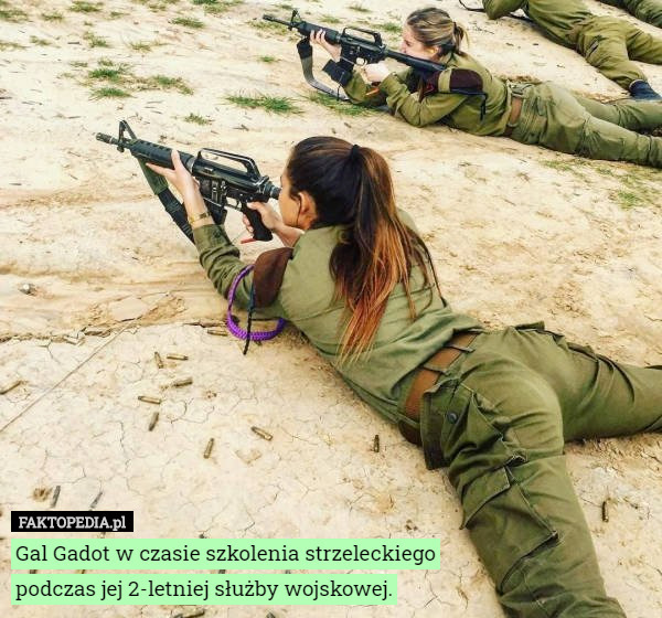 Gal Gadot w czasie szkolenia strzeleckiego podczas jej 2-letniej służby wojskowej. 