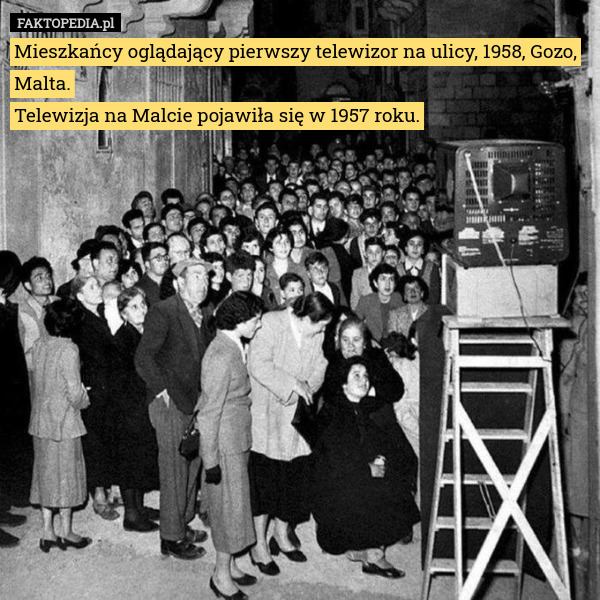Mieszkańcy oglądający pierwszy telewizor na ulicy, 1958, Gozo, Malta.
Telewizja na Malcie pojawiła się w 1957 roku. 