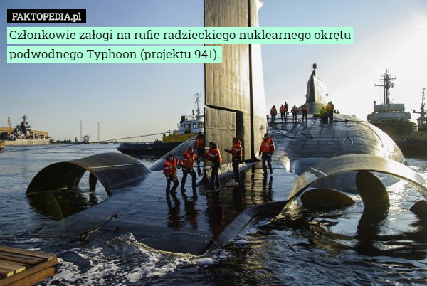 Członkowie załogi na rufie radzieckiego nuklearnego okrętu podwodnego Typhoon (projektu 941). 