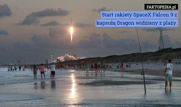 Start rakiety SpaceX Falcon 9 z kapsułą Dragon widziany z plaży. 