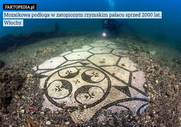 Mozaikowa podłoga w zatopionym rzymskim pałacu sprzed 2000 lat, Włochy. 
